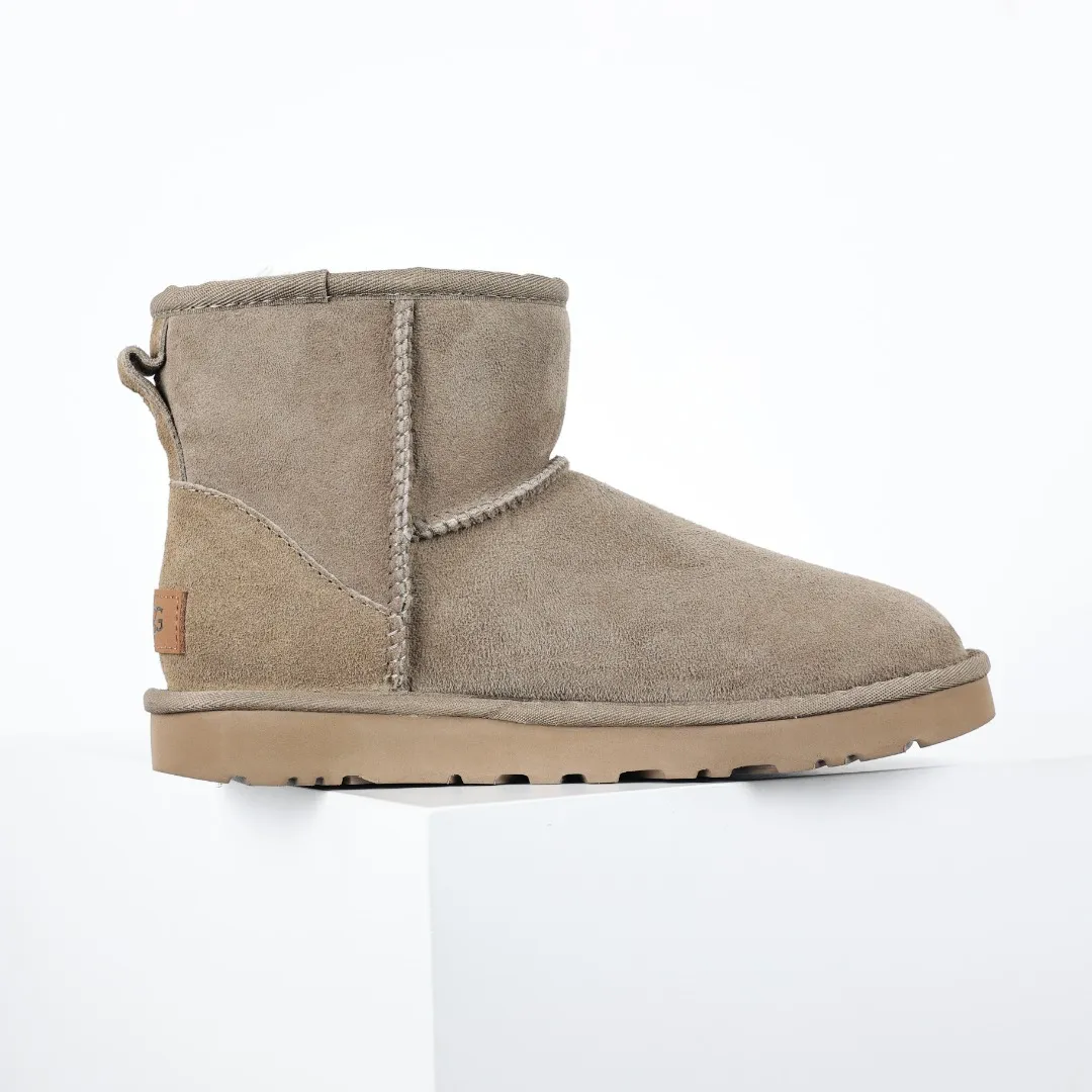 Pick up locally 💰520, core recommendation, good price, UGG Classic Mini mid-tube series, Xiaohongshu hot model, Henan Longfeng leather production, sheepskin and wool integration, top quality in the market, 2-3 cm cashmere insole, keeping warm in winter, suitable for home use. In the new year, uug launched a style series, which is partially biased towards the preferences of young consumers, and has also been at the forefront of fashion trends. Shoe body material, water-repellent coated suede upper 17mm UGGPURE™ implanted wool insole Lightweight non-slip comfortable rubber outsole With brand LOGO Trademark Comes with full packaging Size: 35 36 37 38 39 40